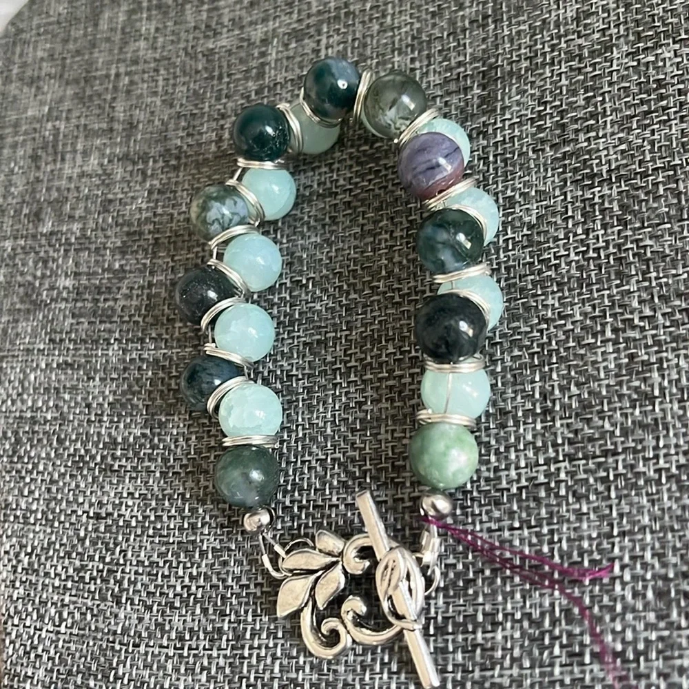 Glass multi toned green crackled beaded ornate leaf silver toggled bracelet - Picture 2 of 8